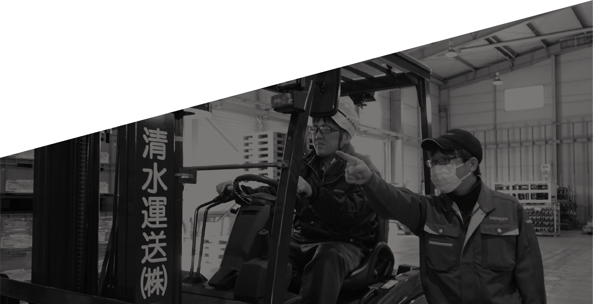 モノクロ背景作業員