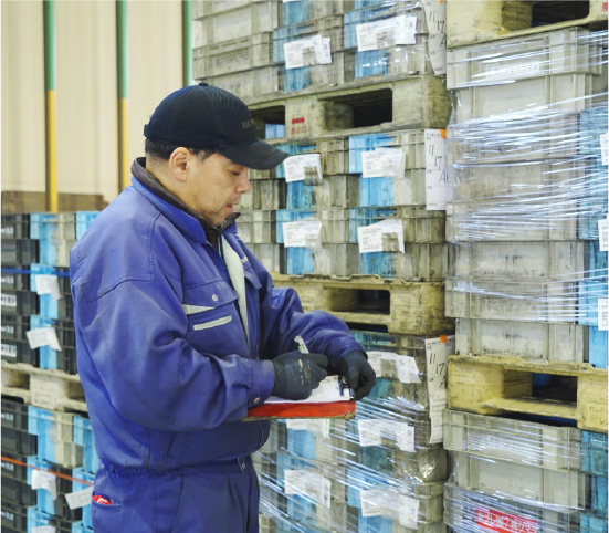 倉庫で作業する作業員