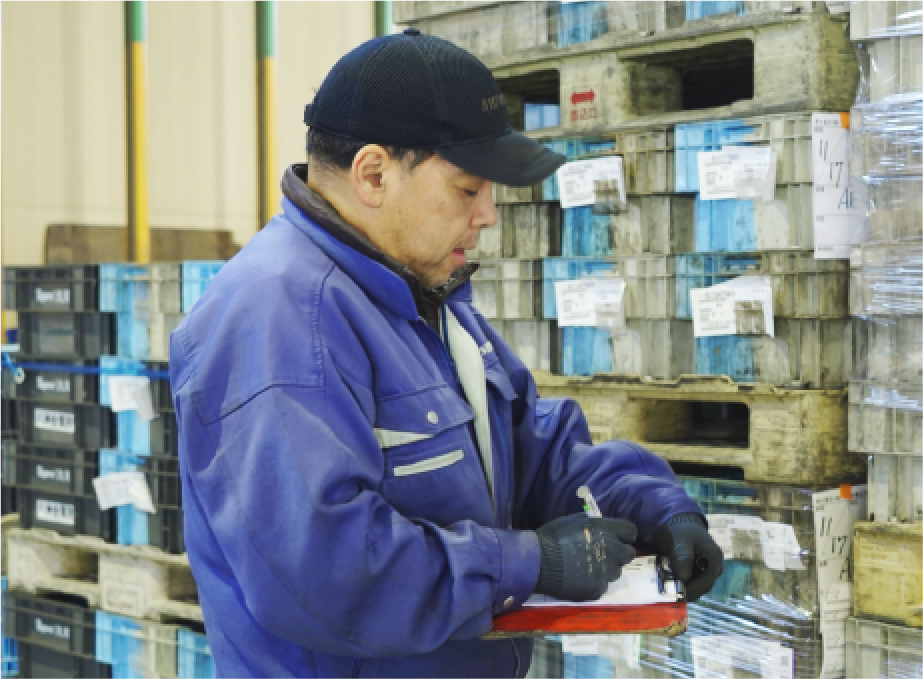 倉庫で作業する作業員