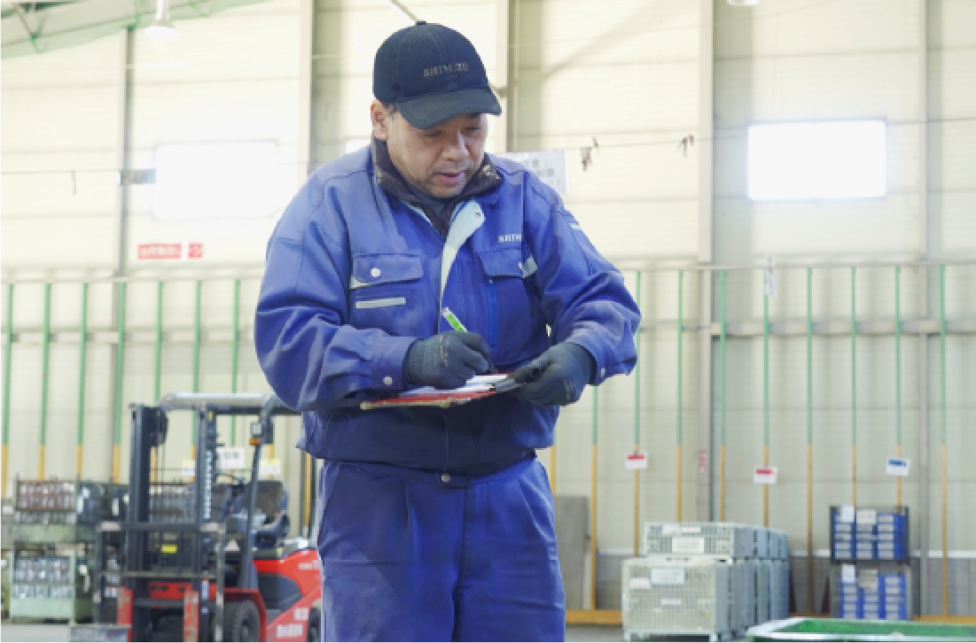 分析する作業員