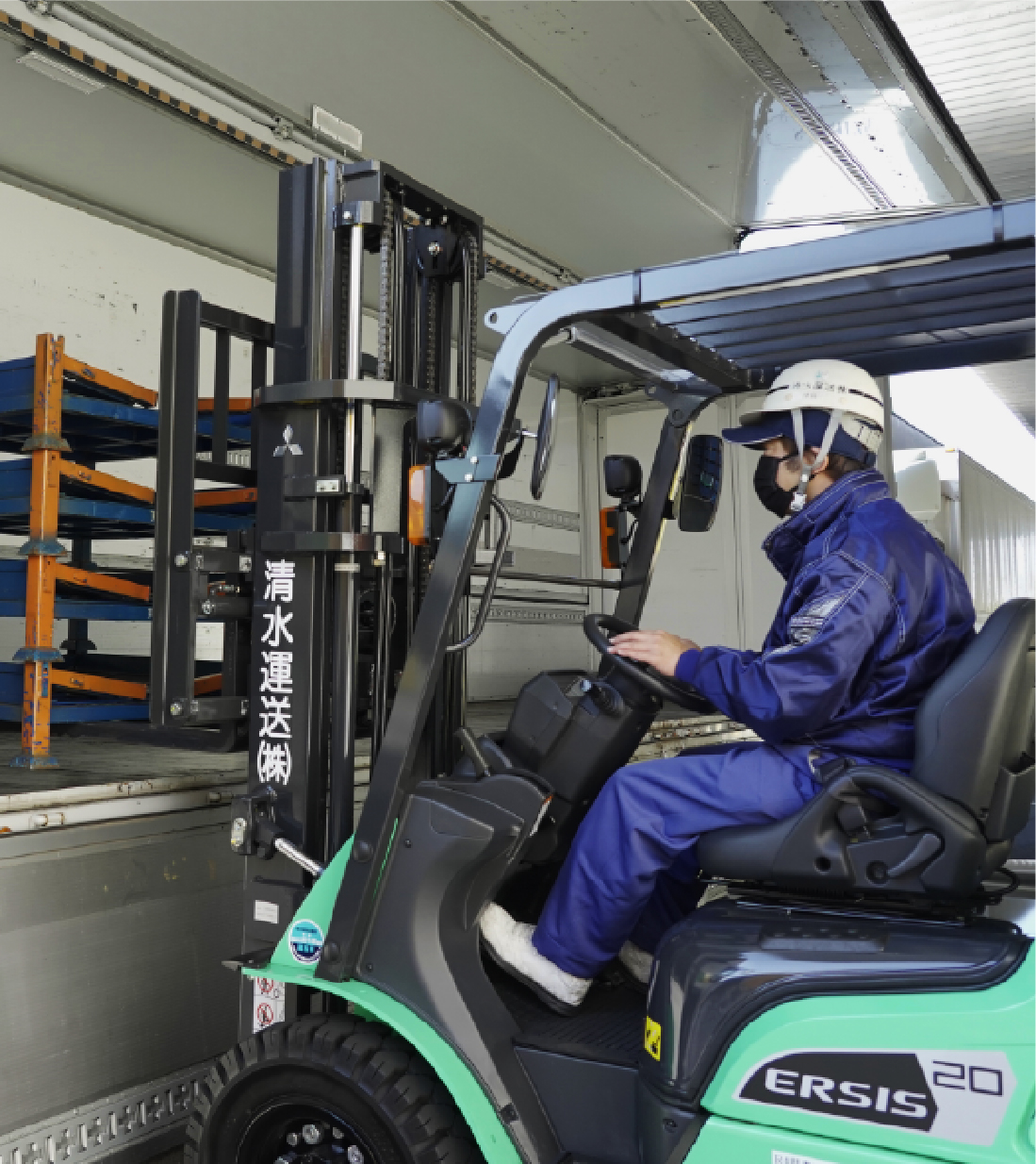 フォークリフトを運転する作業員